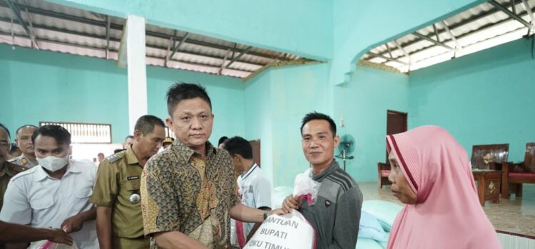 Bupati OKU Timur Ir. H. Lanosin serahkan bantuan berupa beras kepada masyarakat di Desa Sukaraja dan Desa Cempaka Kecamatan Cempaka yang terdampak bencana angin puting beliung.