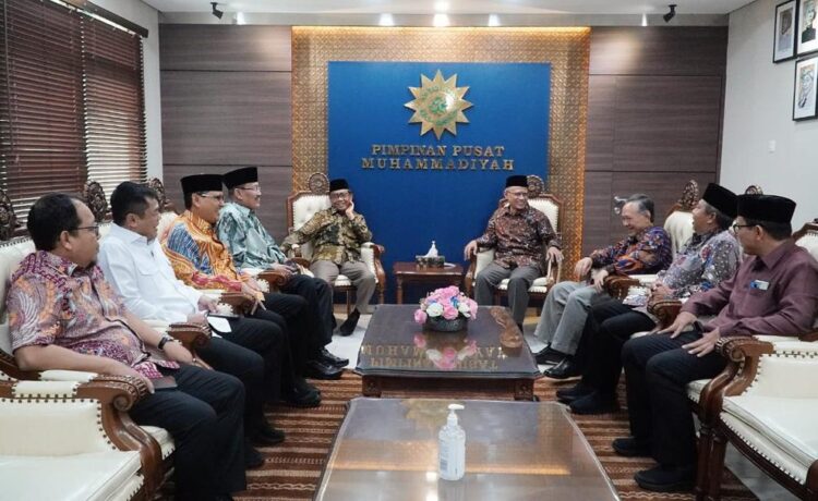 Ketua Umum PP Muhammadiyah Haedar Nashir menerima kunjungan Menkopolhukam Mohammad Mahfud MD di kantor PP Muhammadiyah Jalan Cik Ditiro, Senin (03/04)