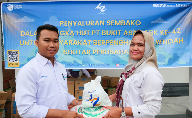 PT Bukit Asam Tbk (PTBA) membagikan paket sembako untuk para guru honorer di wilayah sekitar perusahaan, Senin (3/4//2023) di Masjid Jami' Bukit Asam