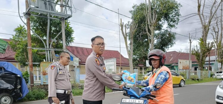 Kepolisian Sektor Pagaralam Utara saat membagikan sembako gratis, Jumat (7/4/2023)