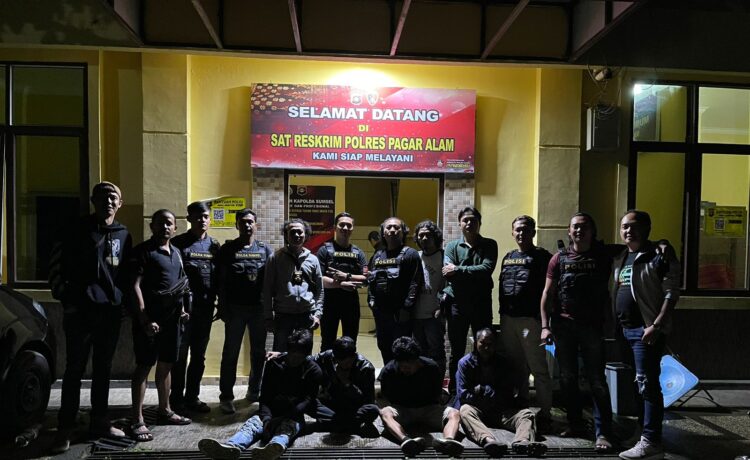 Tim Opsnal Polres Pagaralam berangotakan empat orang berhasil menangkap kawanan pelaku pencurian 300 Kg biji kopi milik warga Suka Jadi