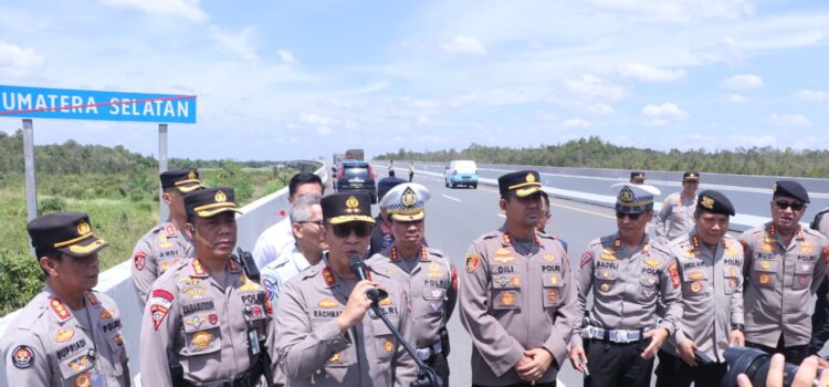 Kapolda Sumsel Irjen Pol A Rachmad Wibowo SIK memberikan keterangan pers di perbatasan tol Sumsel- Lampung di KM 253
