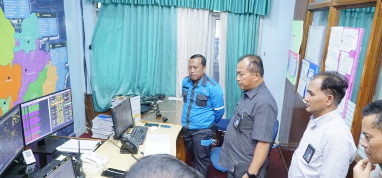 Manager PLN Unit S2JB beserta jajaran melakukan peninjauan kondisi kelistrikan di PLN Unit Pelaksana Pelayanan Pelanggan (UP3) Lahat dan Unit Layanan Pelanggan (ULP) Lembayung