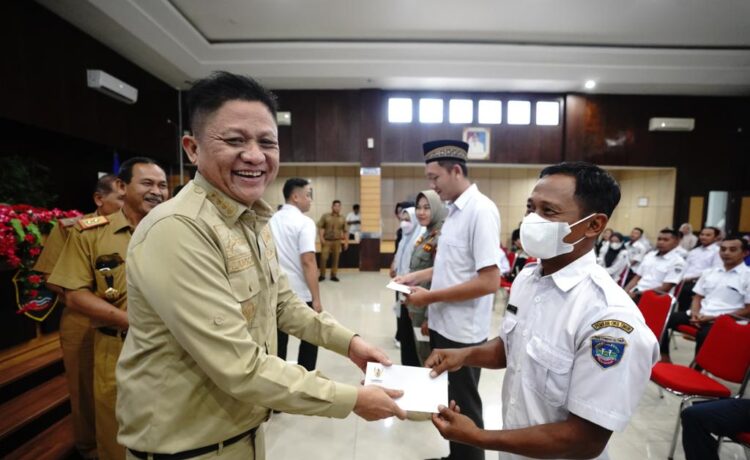 Bupati OKU Timur Ir H Lanosin bersama Sekretaris Daerah Jumadi SSos menyerahkan langsung secara simbolis kepada TKS Pemkab OKU Timur