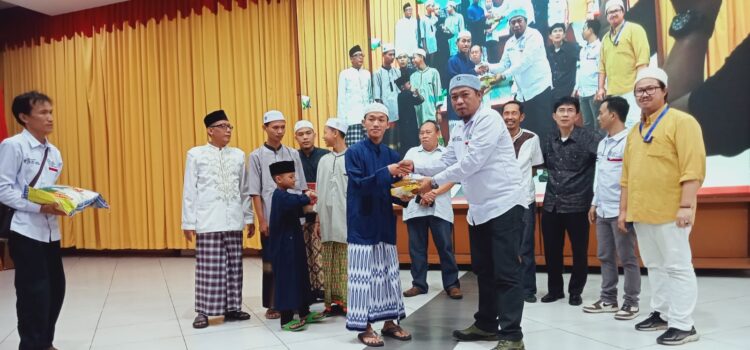 Ketua IWO Sumsel, Sonny Kushardian saat memberikan santunan kepada perwakilan anggota Rumah Tahfiz Qur'an, Selasa (18/42023)