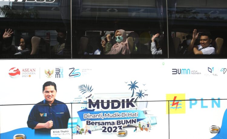 Kementerian BUMN secara resmi melepas keberangkatan para pemudik yang mengikuti program mudik gratis bertajuk ‘Mudik Dinanti, Mudik di Hati Bersama BUMN 2023’ di Kantor Pusat PLN, Jakarta, Selasa (18/04)