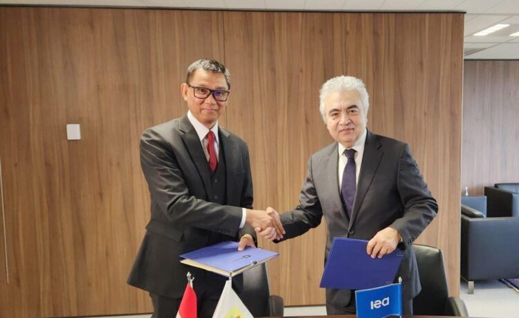 PT PLN (Persero) menggandeng International Energy Agency (IEA) untuk mematangkan Just Energy Transition Partnership Investment and Policy Plan (JETP IPP) dalam mengakselerasi transisi energi Indonesia