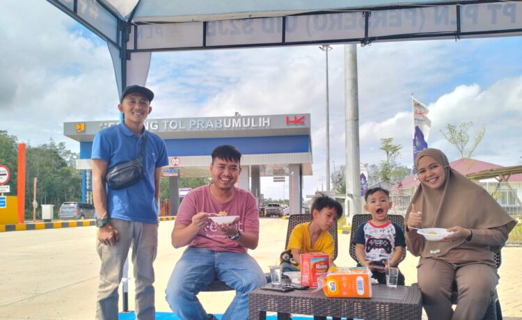 Salah satu keluarga saat beristirahat di posko siaga mudik PT PLN