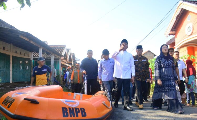Gubernur Sumsel H Herman Deru didampingi Ketua KORMI Sumsel Hj Samantha Tivani HD turun langsung kelokasi banjir, Minggu (30/4)