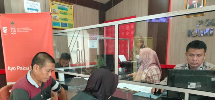 Korban pembegalan sadis, Vandea Helga Fany saat didampingi orangtuanya melapor ke Polsek Sukarami Palembang