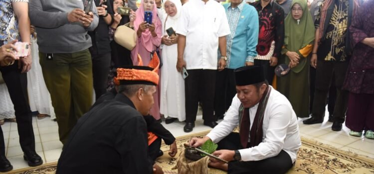 Gubernur Sumsel H. Herman Deru dianugerahi gelar/adog dari Lembaga Adat Kecamatan Lengkiti Kabupaten OKU