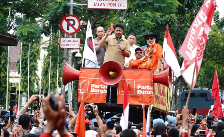 Gubernur Sumsel, Herman Deru menemui para buruh saat orasi di depan gedung DPRD Sumsel, Senin (01/5/2023)