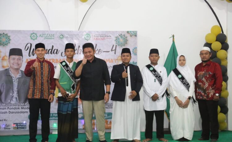 Gubernur Sumsel Herman Deru saat menghadiri Wisuda Akbar ke-4 dan Azizah berbagi MenjadibGeneral Rabbani di Aula Yayasan Azizah Darusalam Tegal Binangun, Sabtu (15/4)