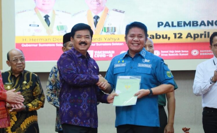 Gubernur Sumsel Herman Deru, saat penyerahan sertifikat BMN, BMD, dan BUMN, oleh Menteri ATR atau Kepala BPN di Auditorium Bina Praja Setda Provinsi Sumsel, Rabu (12/4)