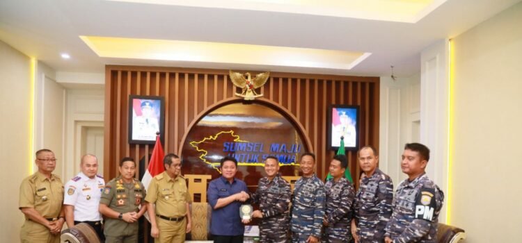 Gubernur Herman Deru ketika menerima audiensi Danlanal Palembang yang baru Kolonel Laut (P), Sandy Kurniawan di Kantor Gubernur, Selasa (13/5).