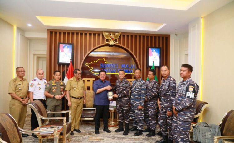 Gubernur Herman Deru ketika menerima audiensi Danlanal Palembang yang baru Kolonel Laut (P), Sandy Kurniawan  di Kantor Gubernur, Selasa (13/5).