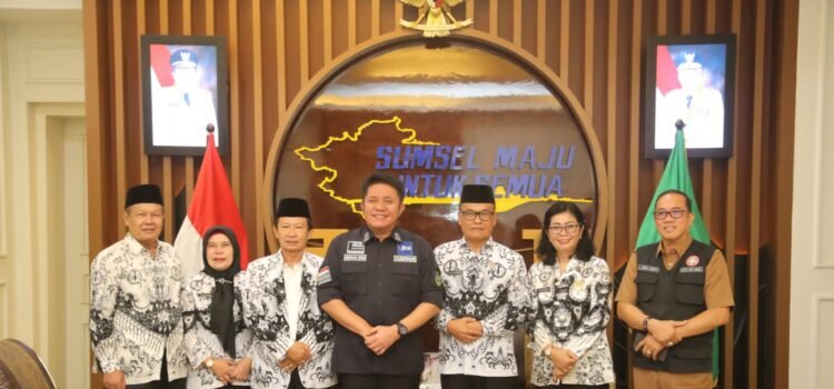 Gubernur Sumsel Herman Deru saat menerima Ketua PGRI Sumsel, Ahmad Zulinto dan Ketua Perwakilan Yayasan Pembina Lembaga Pendidikan (YPLP) Sumsel Hasanuddin dan rombongan di Ruang Tamu Gubernur Sumsel, Senin (8/5).