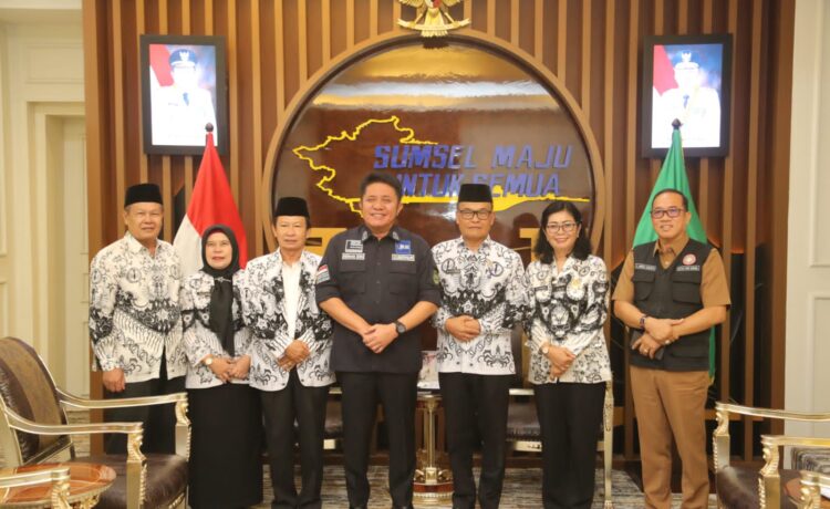 Gubernur Sumsel Herman Deru saat menerima Ketua PGRI Sumsel, Ahmad Zulinto dan Ketua Perwakilan Yayasan Pembina Lembaga Pendidikan (YPLP) Sumsel Hasanuddin dan rombongan di Ruang Tamu Gubernur Sumsel, Senin (8/5).