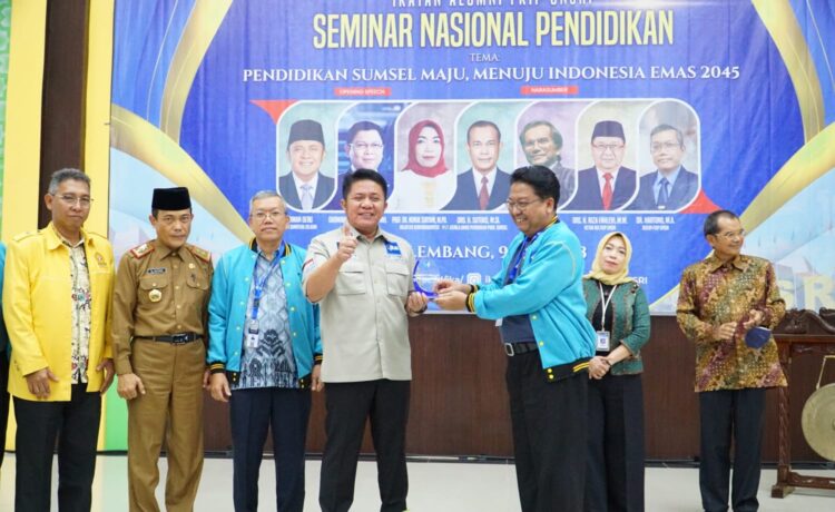 Gubernur Sumsel H Herman Deru membuka langsung Seminar Nasional yang diprakarsai IKA FKIP Unsri di Asrama Haji Palembang, Selasa (9/5)