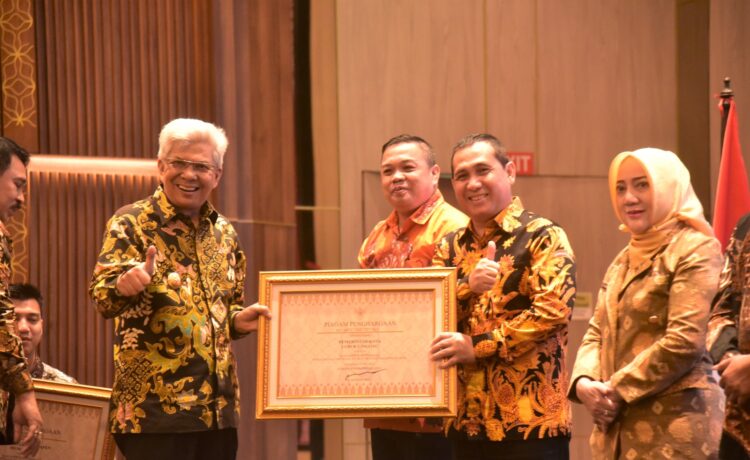 Wakil Gubernur Sumsel, H Herman Deru saat pemberian penghargaan Paritrana Award 2022