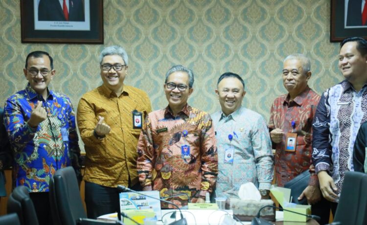 Sekda Provinsi Sumatera Selatan Ir SA Supriono menerima langsung Deputi Bidang Keluarga Sejahtera BKKBN RI, Novian Andusti SE MT