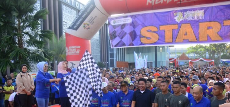 Ribuan peserta mengikuti jalan sehat massal rangka memperingati hari jadi Provinsi Sumatera Selatan ke 77 Tahun 2023 yang dipusatkan dihalaman kantor Gubernur Sumsel, Sabtu (13/5) pagi.