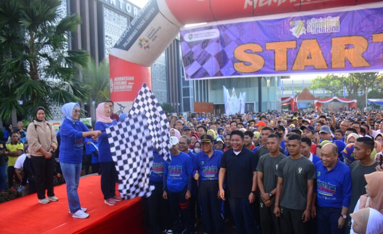 Ribuan peserta mengikuti jalan sehat massal rangka memperingati hari jadi Provinsi Sumatera Selatan ke 77 Tahun 2023 yang dipusatkan dihalaman kantor Gubernur Sumsel, Sabtu (13/5) pagi.