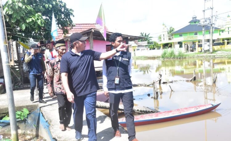 Gubernur Sumsel Herman Deru ketika membuka kegiatan Lawcus Mengabdi dengan tema "A Drop of Water to Save The Life of The Next Generation" di Kampung Sungai Pedado, Kertapati Palembang, Sabtu (13/5).