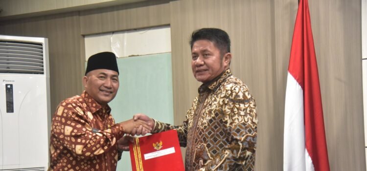 Gubernur Sumsel H. Herman Deru menyerahkan Surat Keputusan (SK) perpanjangan masa jabatan sebagai Penjabat (Pj) Bupati Musi Banyuasin (Muba) kepada Apriyadi