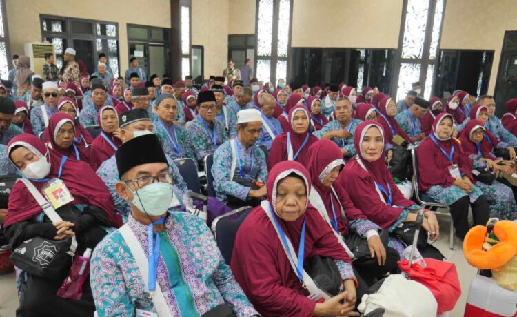 Sebanyak 360 jamaah calon haji (JCH) kloter 2 Embarkasi Palembang tiba di Asrama Haji Palembang, Sabtu (27/5) siang.