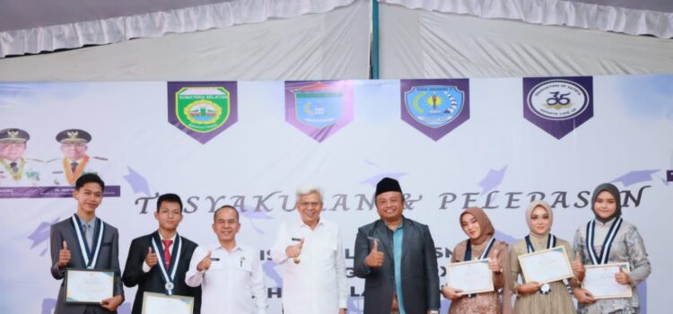 Wakil Gubernur Sumsel H. Mawardi Yahya menghadiri acara pelepasan peserta didik kelas XII angkatan ke-35 Tahun Ajaran 2022/2023 SMA Negeri 1 Indralaya, Rabu (17/4) pagi