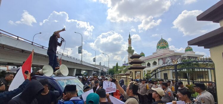 Lentera Hijau Sriwijaya menggelar aksi unjuk rasa di Polda Sumsel, Selasa (02/05/2023)