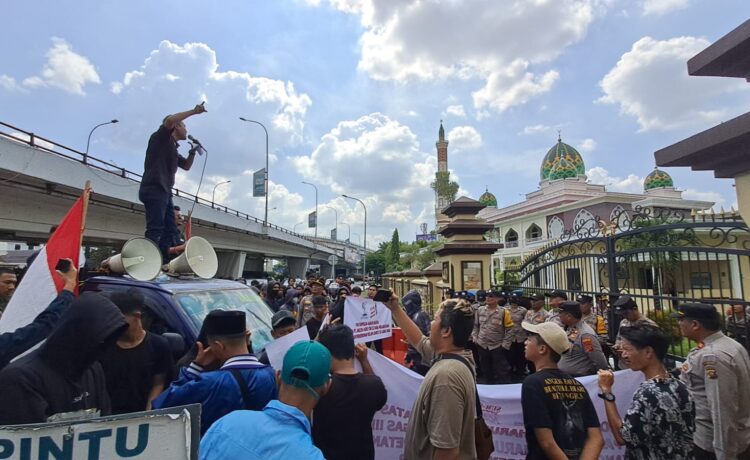 Lentera Hijau Sriwijaya menggelar aksi unjuk rasa di Polda Sumsel, Selasa (02/05/2023)