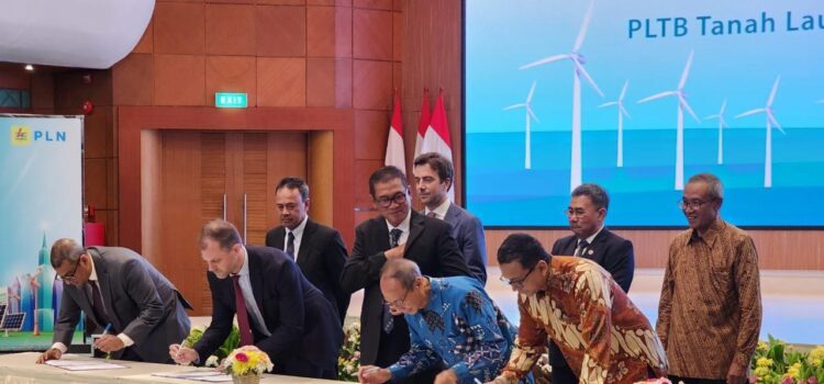 penandatanganan Perjanjian Jual Beli Tenaga Listrik (PJBTL) yang dilakukan antara Direktur Utama PLN Darmawan Prasodjo dengan Managing Director-Indonesia & CFO APAC Total Eren Romain Pierru, Direktur Utama Adaro Power Dharma Djojonegoro, Direktur Adaro Power Mustiko Bawono, dan Direktur Utama PJBI Amir Faisal di Kantor Pusat PLN,  Kamis (4/5