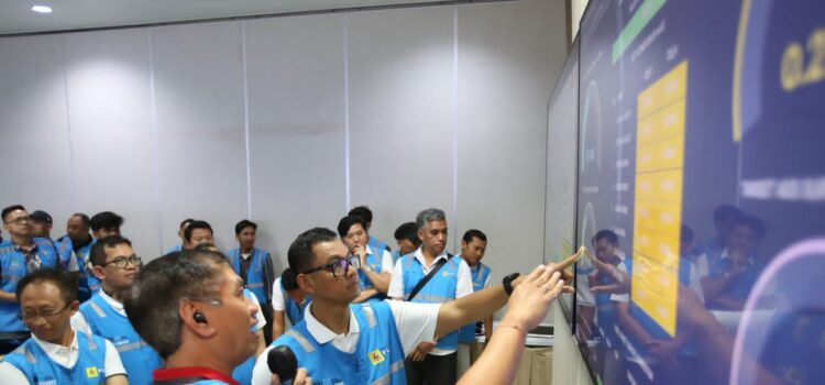 Dirut PT PLN (Persero) Darmawan Prasodjo mengawal langsung sistem kelistrikan lokasi-lokasi penyelenggaraan Konferensi Tingkat Tinggi (KTT ASEAN) melalui Pos Komando atau Command Center kelistrikan di Labuan Bajo