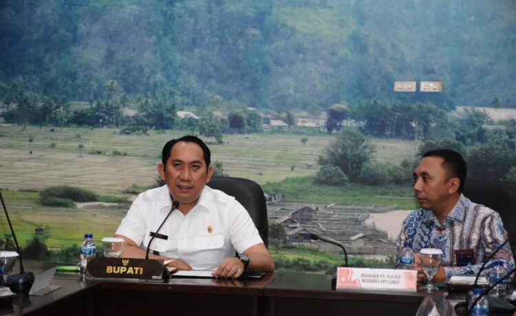 Manager UP3 Lahat, M. Syafdinnur didampingi Manager Unit Layanan Muara Dua, Fitria Velayati, menjalin sinergi dengan Bupati OKU Selatan, Jumat (5/5/2023) di Kantor Bupati Pemda OKU Selatan.