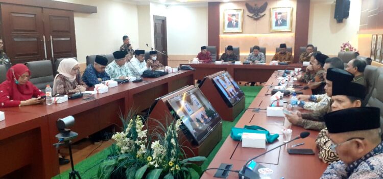 Dirjen Penyelenggaraan Haji dan Umrah (PHU) Hilman Latief, Direktur Bina Haji Arsad Hidayat, dan para pejabat eselon II lainnya pada Ditjen PHU.