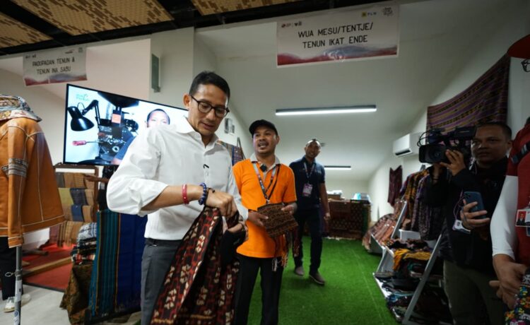 Menparekraf RI, Sandiaga Uno terlihat antusias mencoba dan membeli beragam produk UMKM binaan PT PLN (Persero)