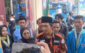 Aliansi Organisasi Ke-Pemudaan (OKP) Bersatu Peduli Rakyat di Kabupaten Lahat saat orasi di depan kantor DPRD Lahat, Selasa (16/5/2023)