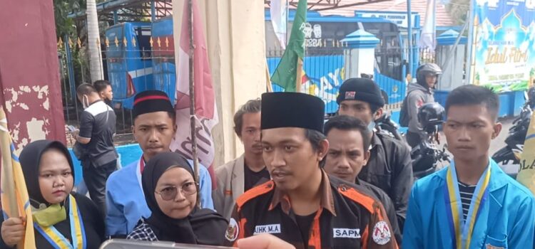 Aliansi Organisasi Ke-Pemudaan (OKP) Bersatu Peduli Rakyat di Kabupaten Lahat saat orasi di depan kantor DPRD Lahat, Selasa (16/5/2023)