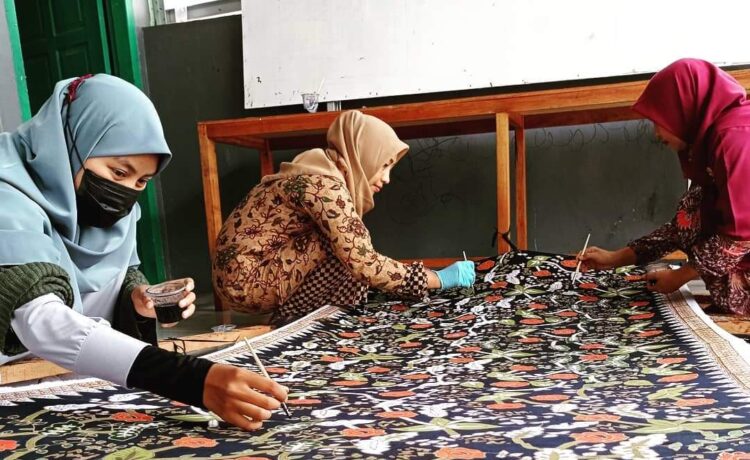 Batik Biji Kawo Ka Ga Nga, salah satu produk unggulan mitra binaan PLN