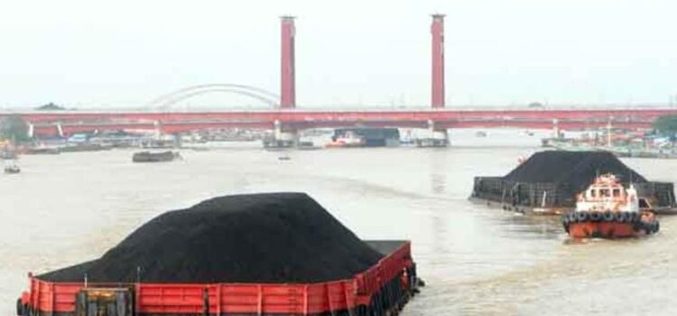 Foto: angkutan batu bara saat melintasi Sungai Musi