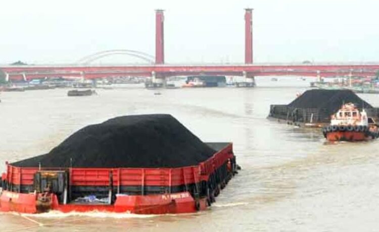Foto: angkutan batu bara saat melintasi Sungai Musi