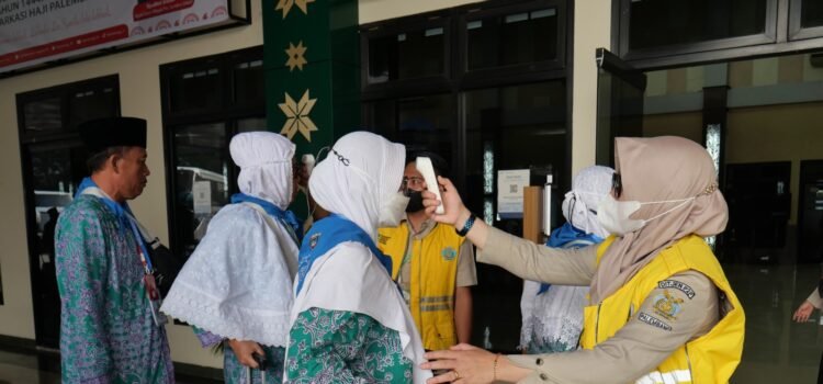 Jamaah Calon Haji Kloter 1 Asal OKU Timur tiba di Asrama Haji Palembang, Jumat (26/5)