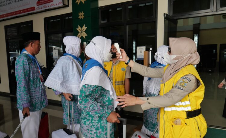 Jamaah Calon Haji Kloter 1 Asal OKU Timur tiba di Asrama Haji Palembang, Jumat (26/5)