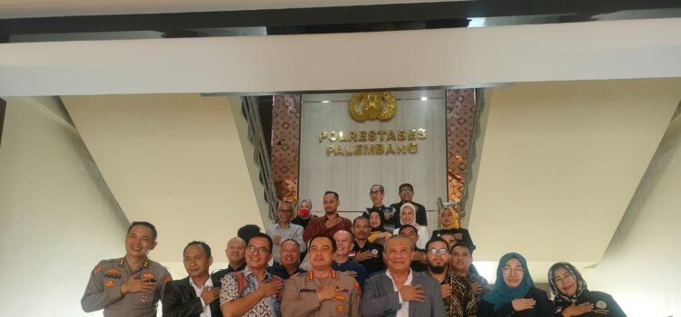 Puluhan pedagang atau pemegang Sertifikat Hak Milik atas Satuan Rumah Susun (SHMSRS) yang tergabung dalam Perhimpunan Pemilik dan Penghuni Satuan Rumah Susun (P3SRS) mendatangi Polrestabes Palembang, Jumat (26/5/2023).