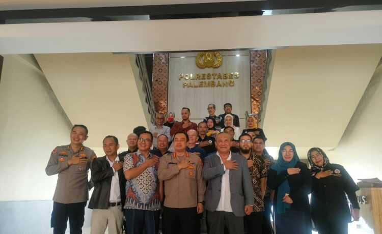 Puluhan pedagang atau pemegang Sertifikat Hak Milik atas Satuan Rumah Susun (SHMSRS) yang tergabung dalam Perhimpunan Pemilik dan Penghuni Satuan Rumah Susun (P3SRS) mendatangi Polrestabes Palembang, Jumat (26/5/2023).