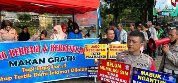 Satuan Lalu Lintas (Satlantas) Polrestabes Palembang membuka warung berbagi dan keselamatan di kawasan Kambang Iwak Palembang, Jum'at (26/5/2023).
