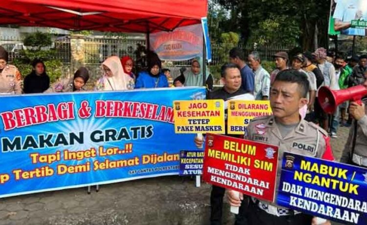 Satuan Lalu Lintas (Satlantas) Polrestabes Palembang membuka warung berbagi dan keselamatan di kawasan Kambang Iwak Palembang, Jum'at (26/5/2023).