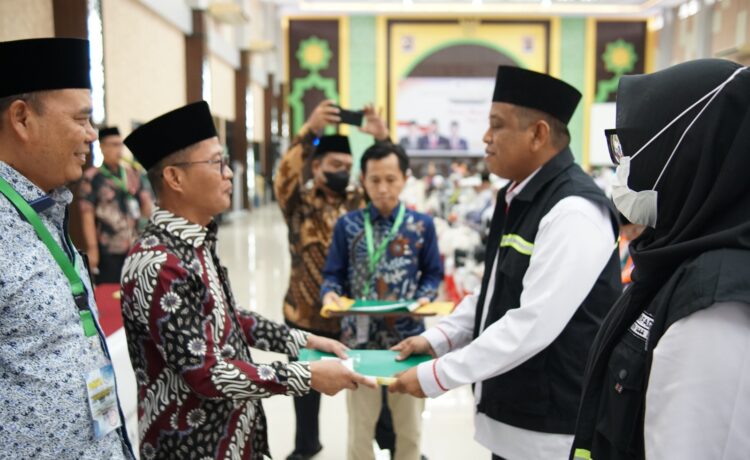Kakanwil Kemenag Sumsel Syafitri Irwan melepas keberangkatan Jamaah Calon Haji Kloter 2 Embarkasi Palembang (28/5).